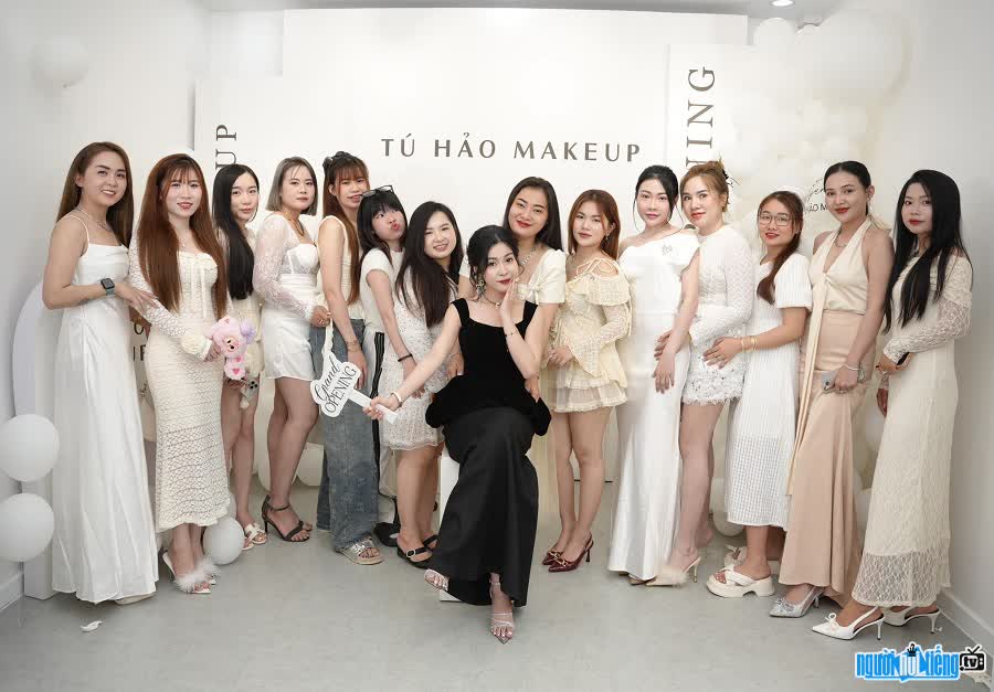 Chuyên gia trang điểm Lê Tú Hảo và học viên
