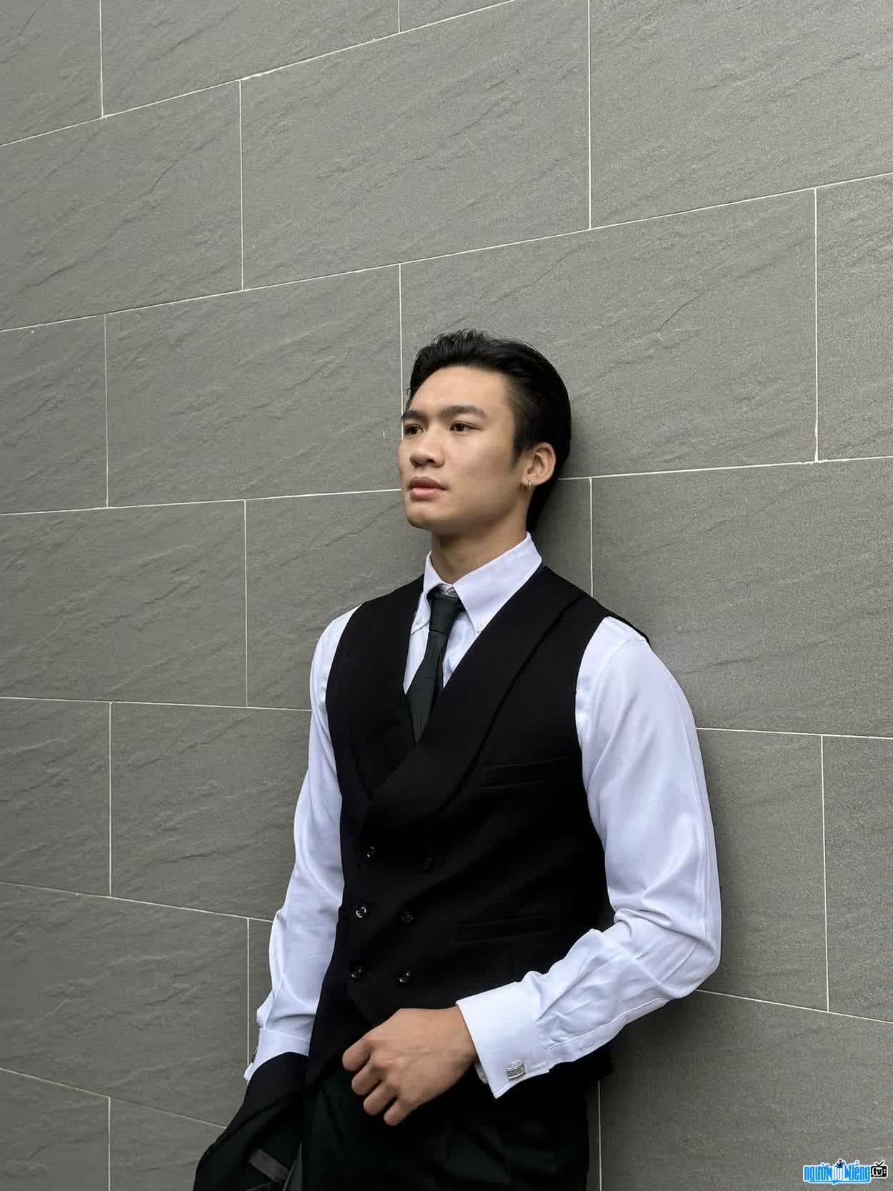 Hình ảnh Đinh Công Tú điển trai tài năng