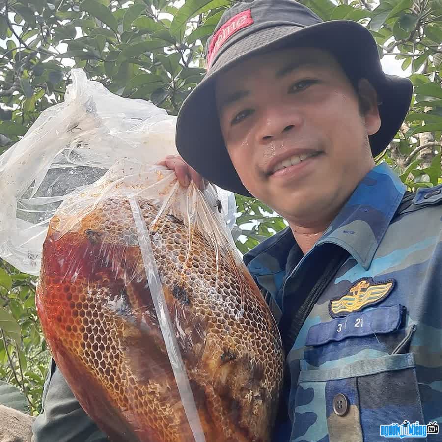 TikToker Nguyễn Thành Nhân vào rừng lấy mật ong