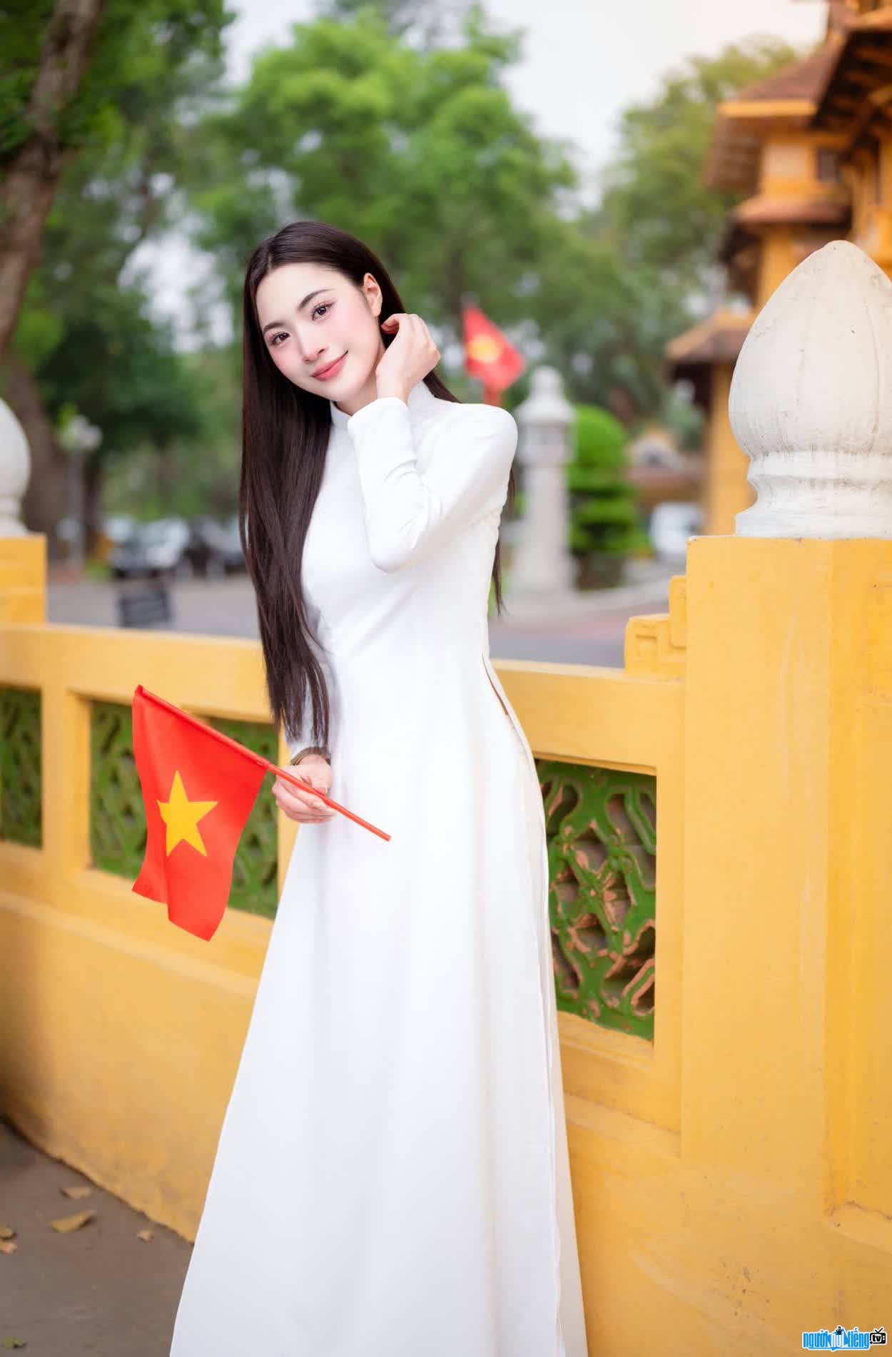 Hình ảnh Bùi Thu Thủy thướt tha trong tà áo dài