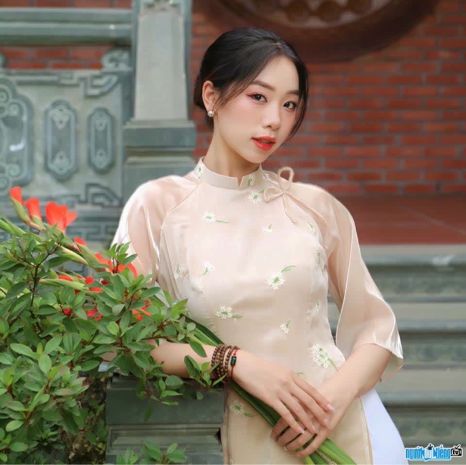 Hình ảnh Phạm Thùy Dương thướt tha trong tà áo dài