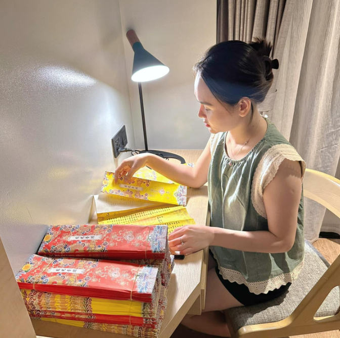 Thầy tử vi Mai Anh chuẩn bị sớ xin lộc