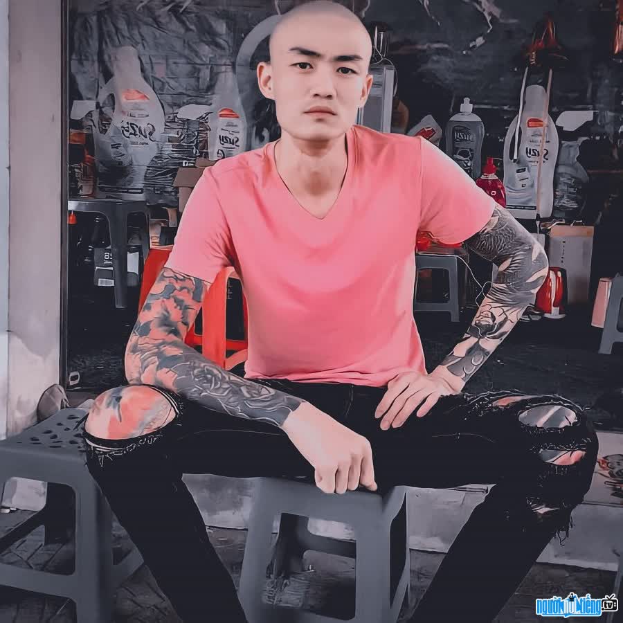 Hiện tượng mạng Ngân Trọc gây ấn tượng với phong cách bụi bặm