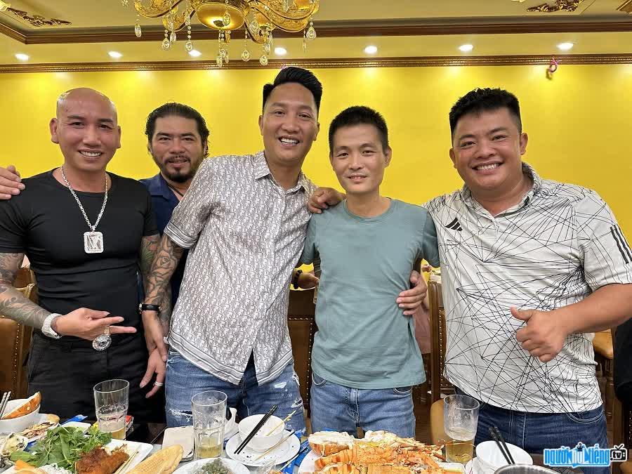 Youtuber Hà Còi - OK Con Dê thân thiết với Sapa TV và Huấn Hoa Hồng