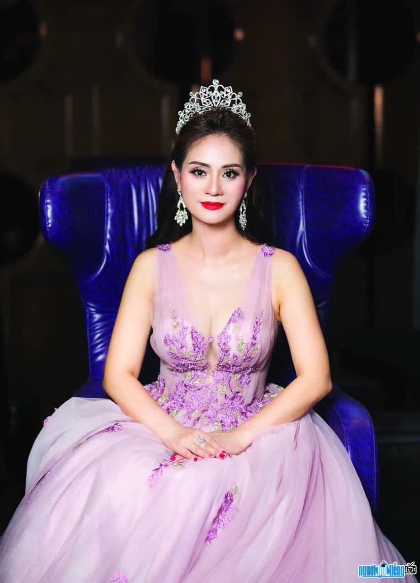 Hình ảnh mới nhất của á hậu Nguyễn Hồng Nhung