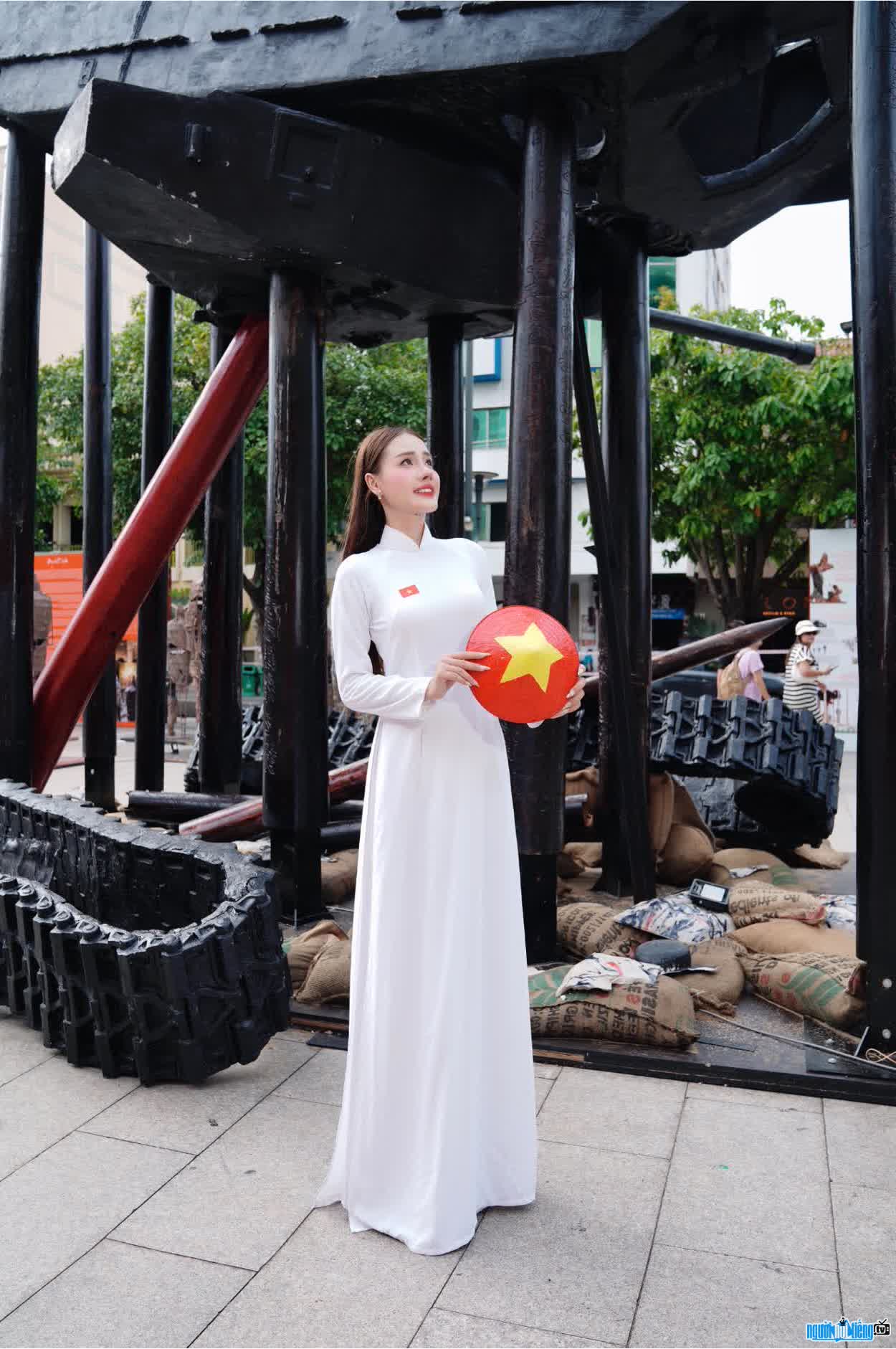 Hình ảnh Bùi Diễm Kha thướt tha trong tà áo dài Việt