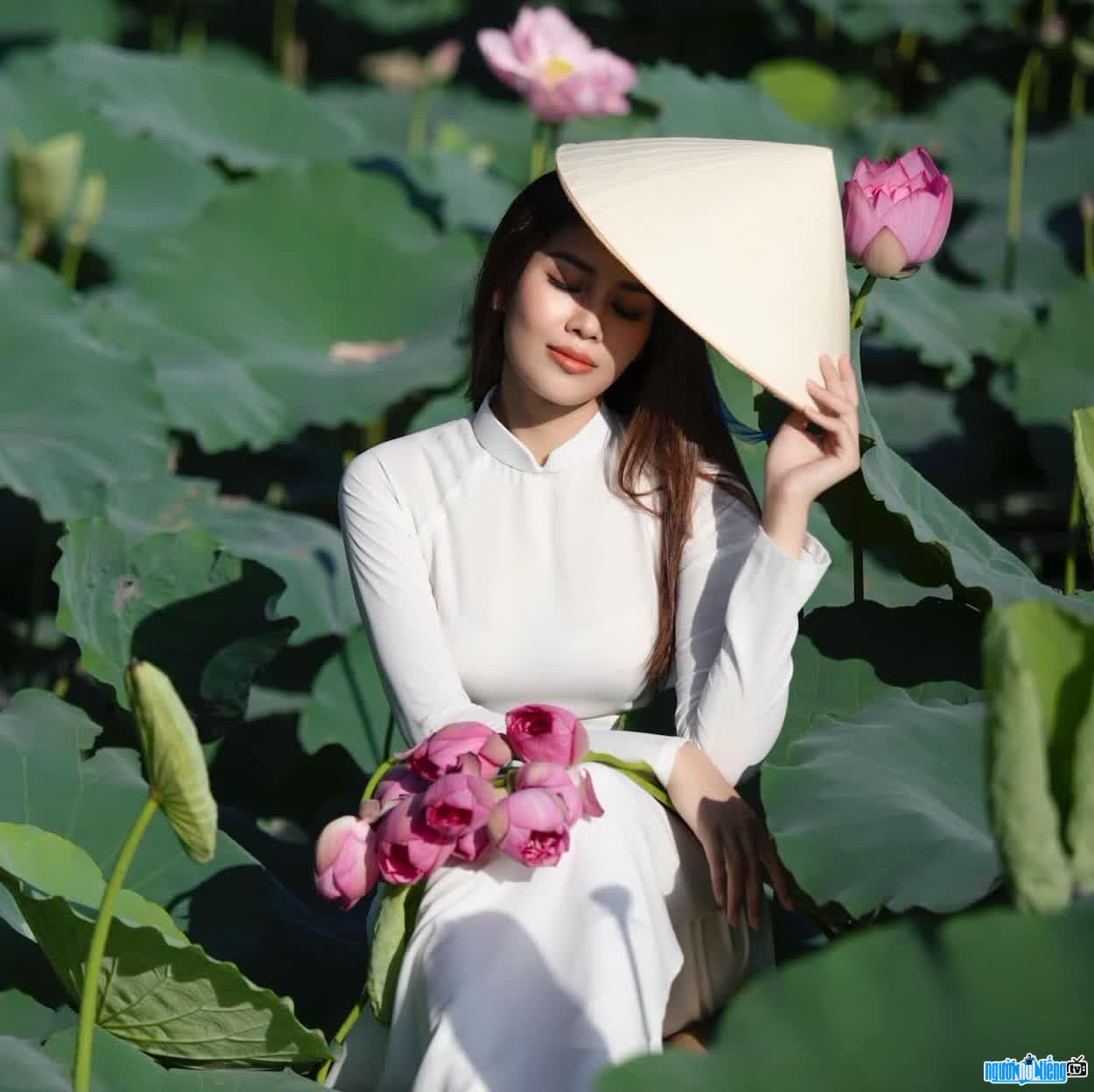 Hình ảnh Nguyễn Loan thướt tha trong tà áo dài Việt