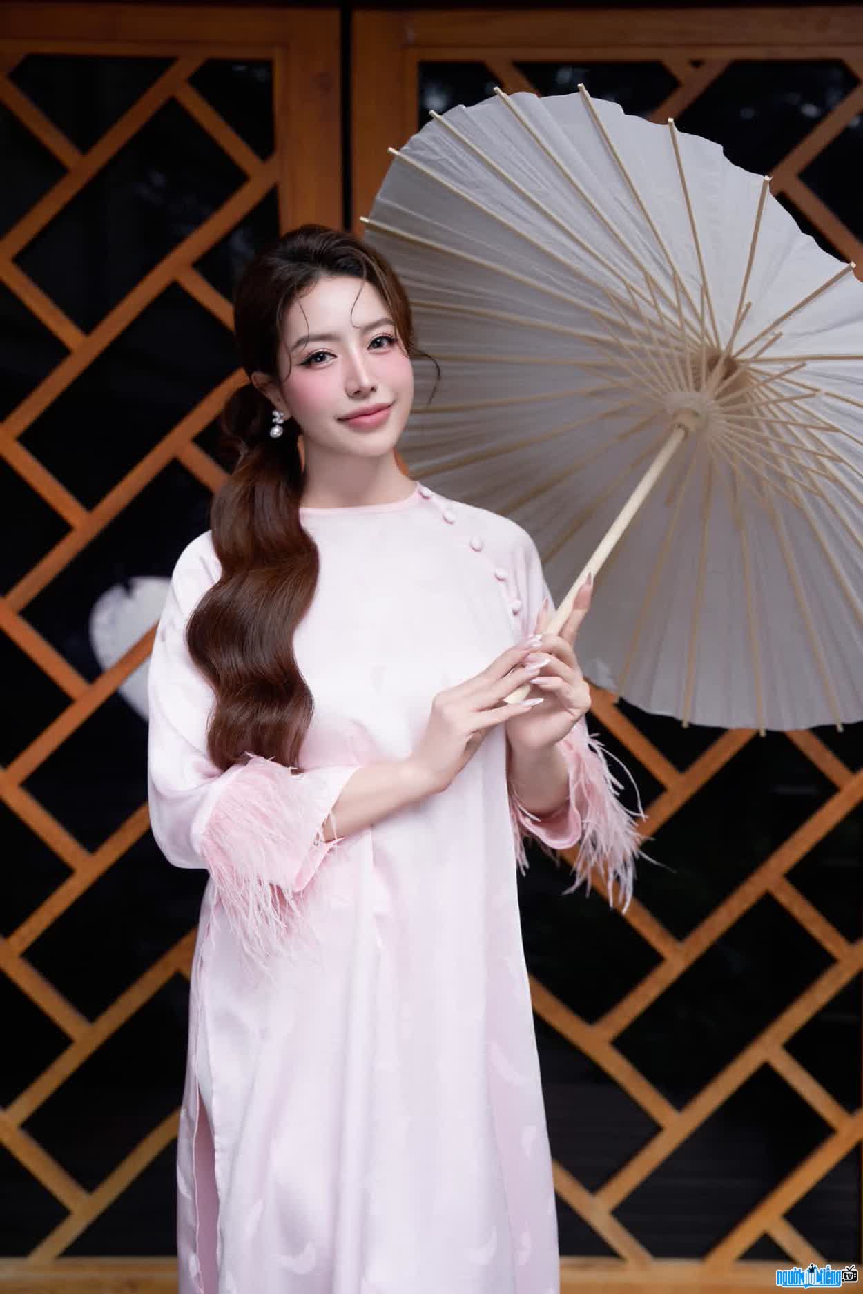 Hình ảnh Phạm Thị Thanh Nhàn duyên dáng trong tà áo dài