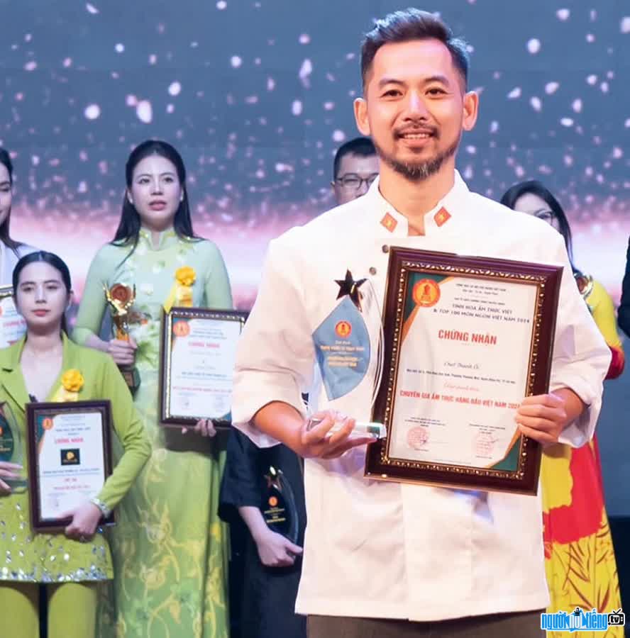 Chef Thanh Ốc vinh dự nhận chứng nhận CHUYÊN GIA ẨM THỰC HÀNG ĐẦU VIỆT NAM 2024