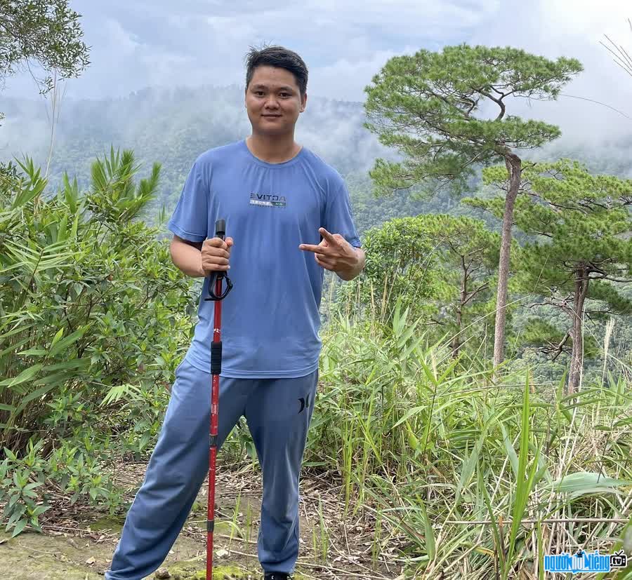 TikToker Niê Miu chia sẻ cuốc ống của người dân Tây Nguyên
