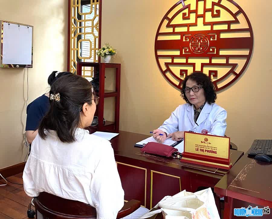Bác sĩ Lê Phương khám bệnh cho bệnh nhân