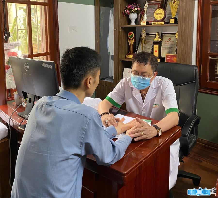 Bác sĩ Lê Hữu Tuấn thăm khám cho bệnh nhân