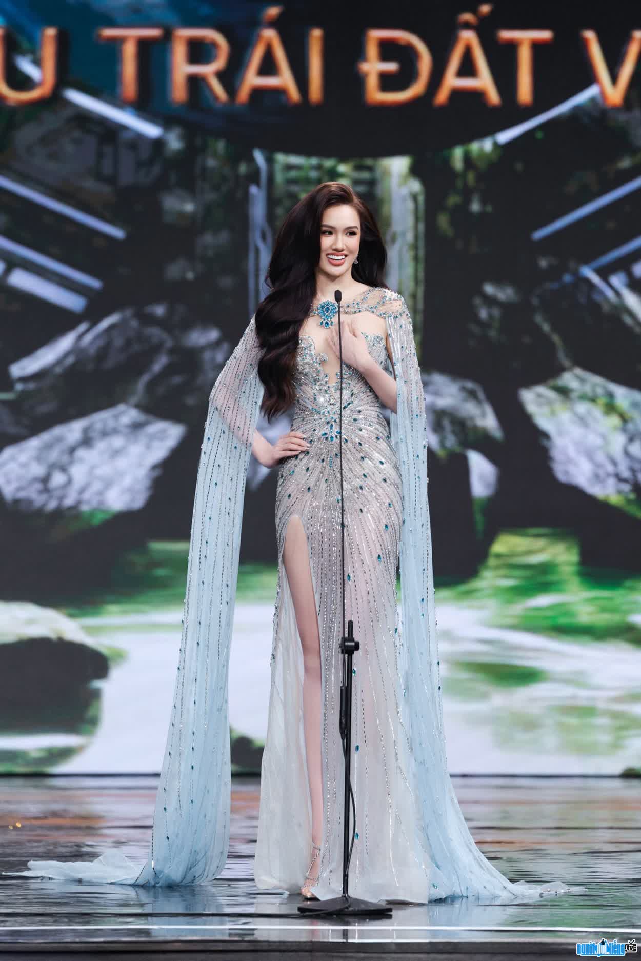 Hình ảnh Trịnh Mỹ Anh xinh đẹp tài năng trong vòng thi ứng xử