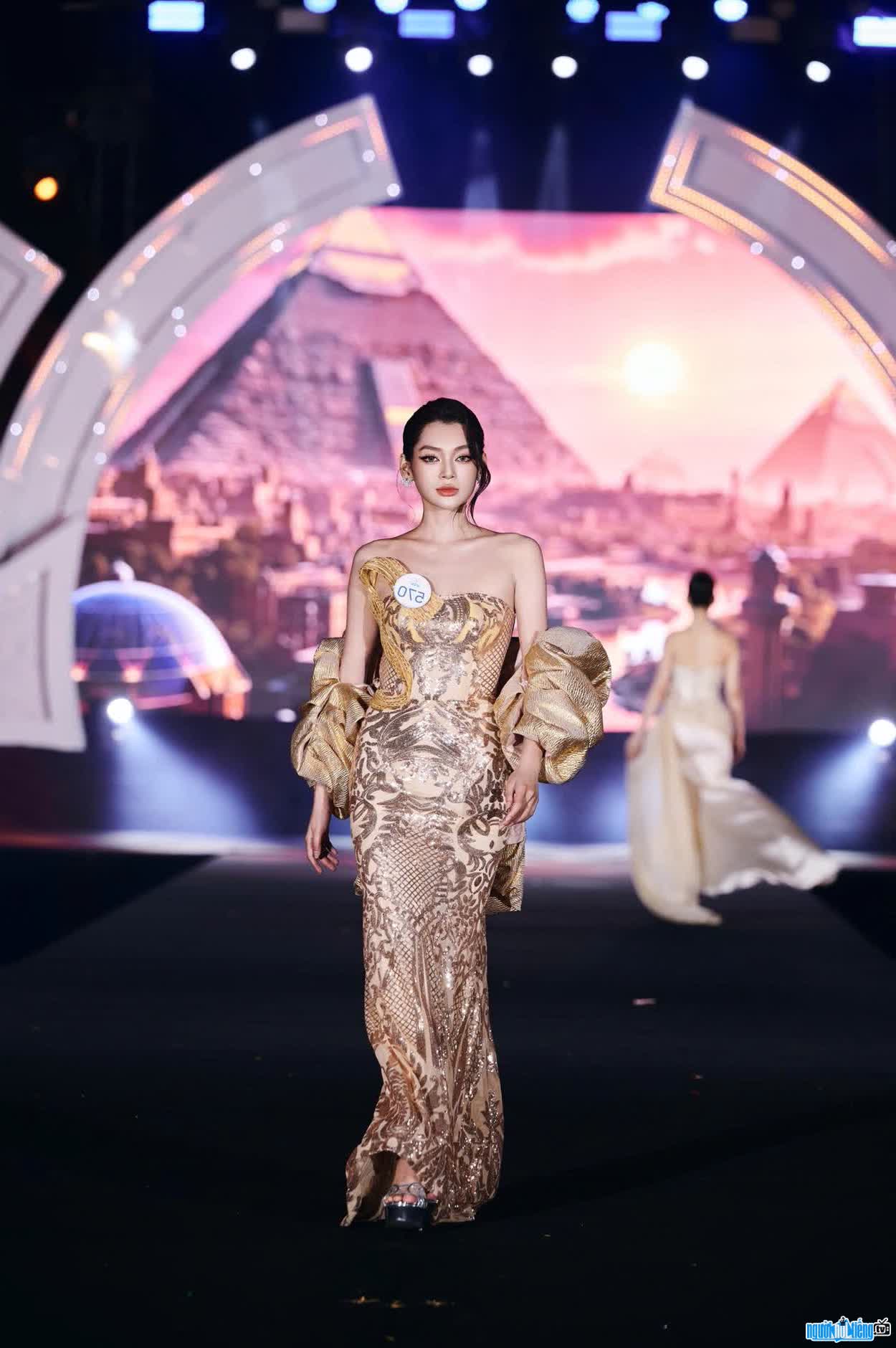 Hình ảnh Nguyễn Hoài Phương Anh tự tin trên sàn catwalk