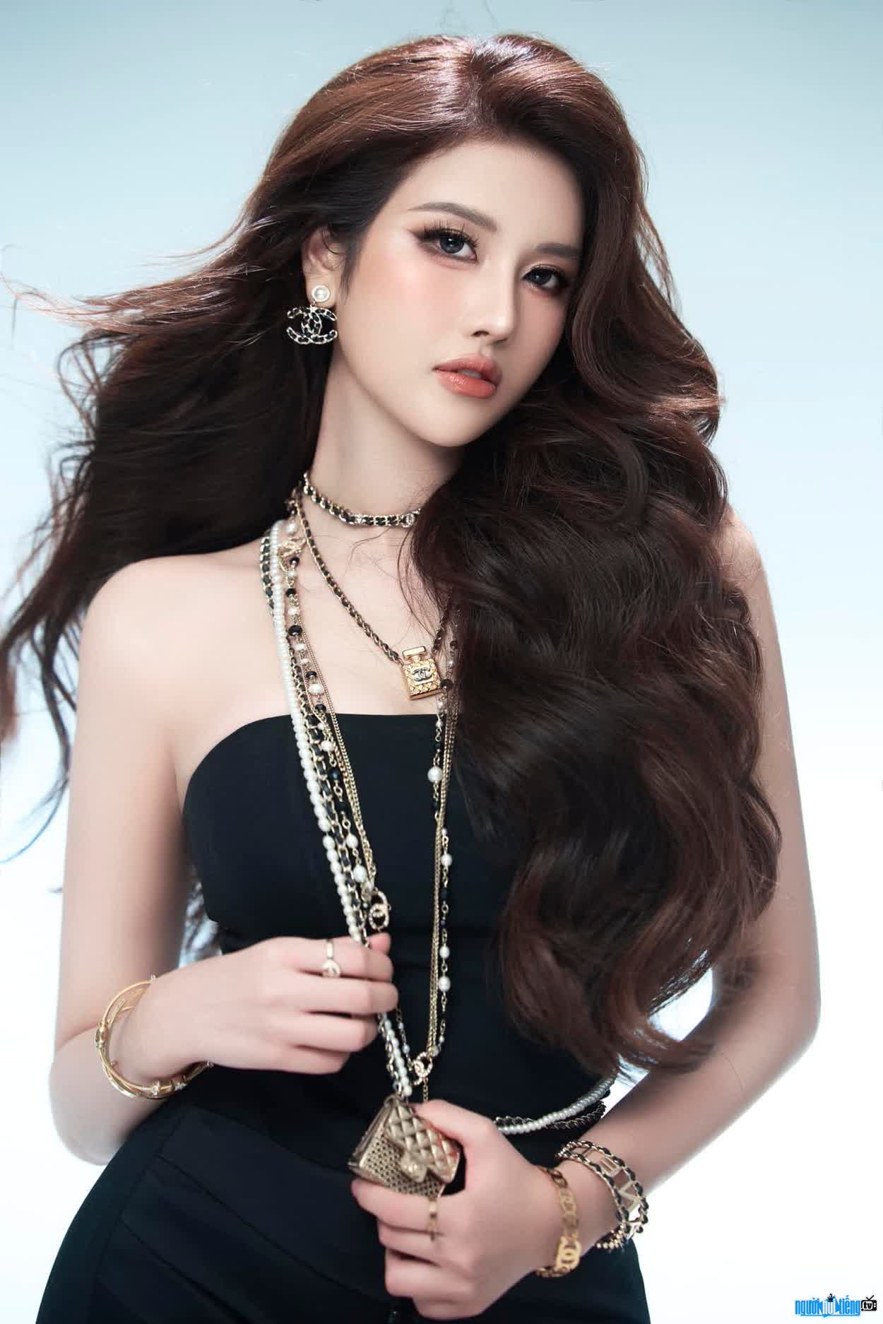 Hình ảnh Phan Thu Hiền xinh đẹp duyên dáng