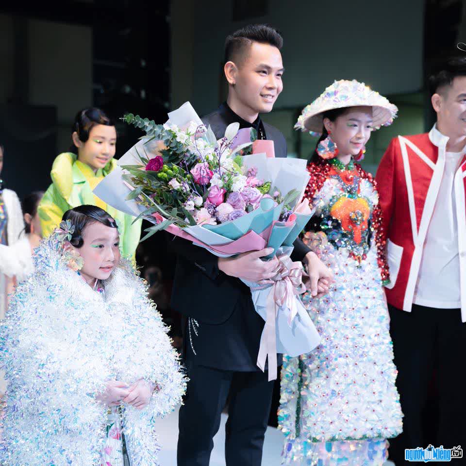 Hình ảnh NTK Vương Khang cùng BST của mình