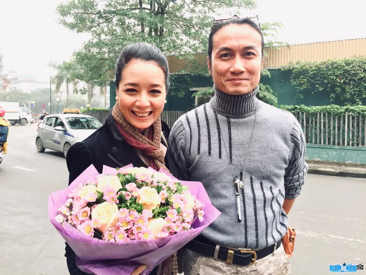 Hình ảnh đạo diễn Vũ Minh Trí cùng diễn viên Chiều Xuân