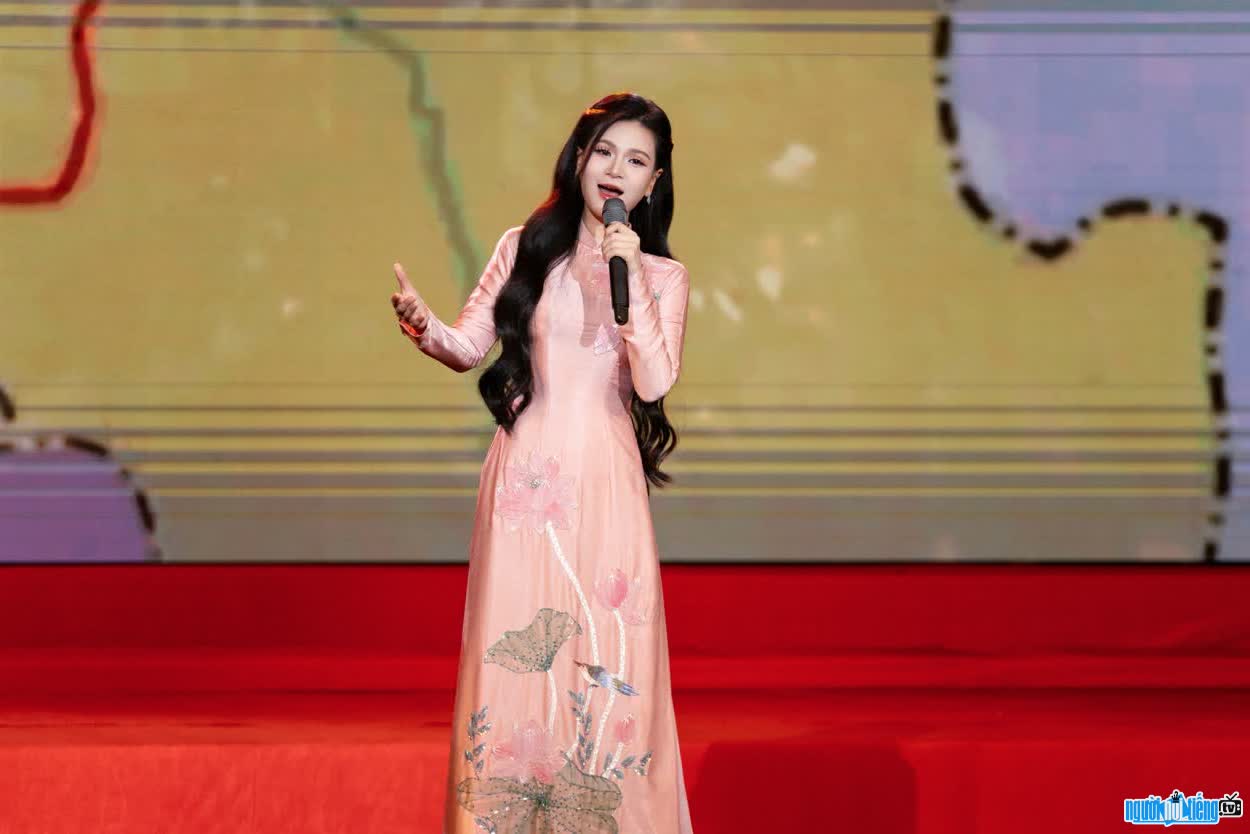 Hình ảnh An Thu An thướt tha uyển chuyển trên sân khấu