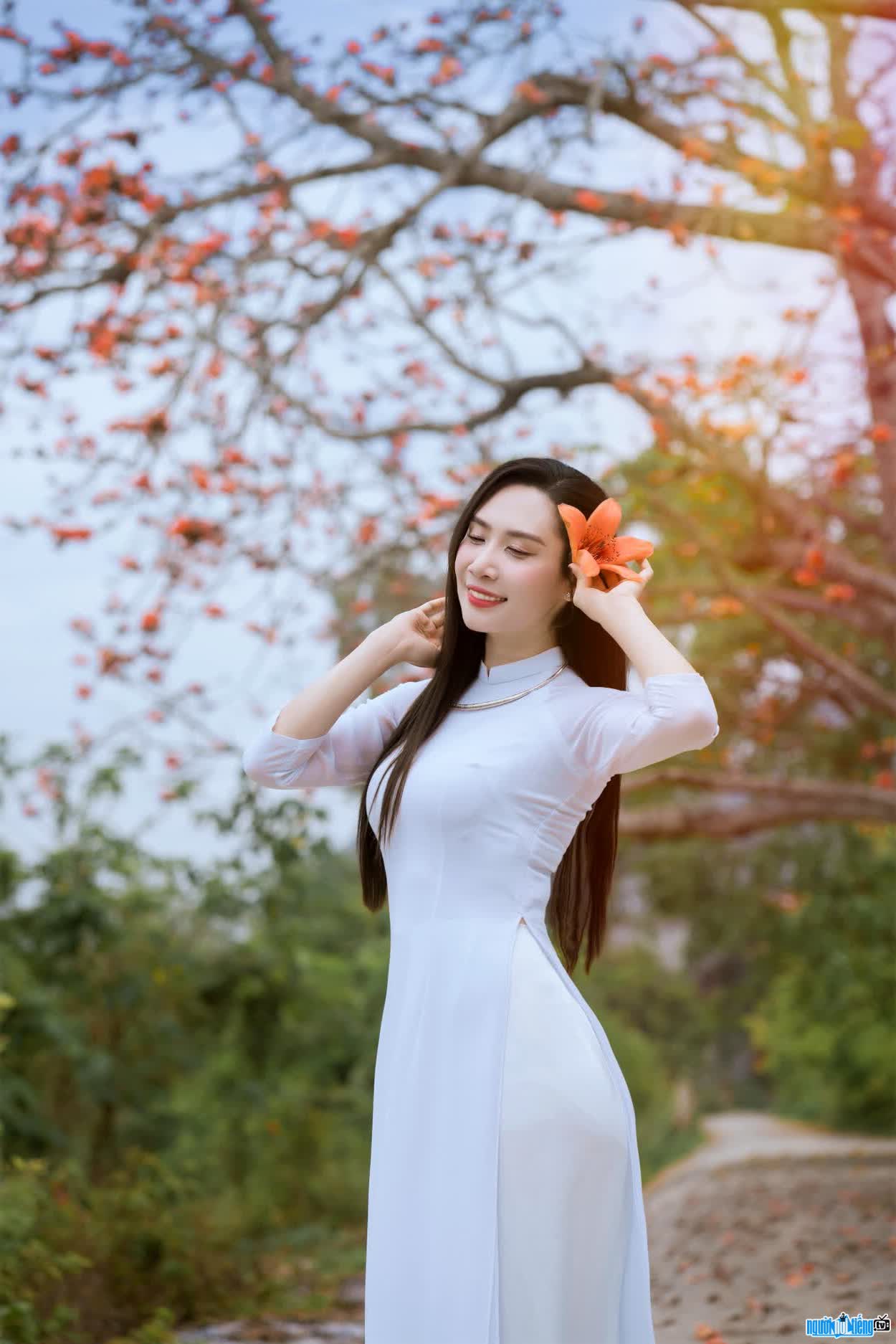 Hình ảnh Phạm Hồng Hải thướt tha trong tà áo dài Việt