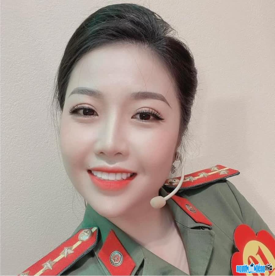 Nhà thiết kế thời trang Linh Phương  tốt nghiệp Học viện An ninh nhân dân