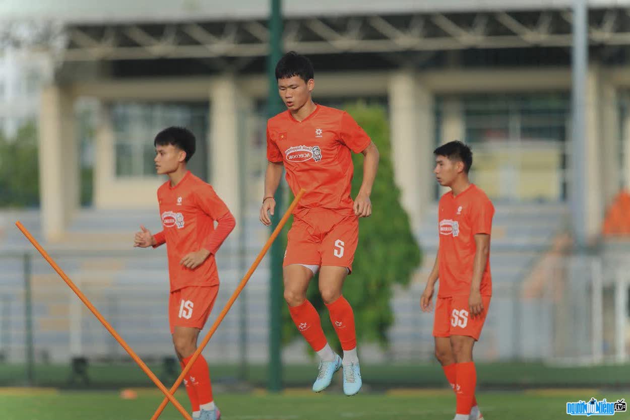Hình ảnh Lê Văn Hà tập luyện cùng đồng đội