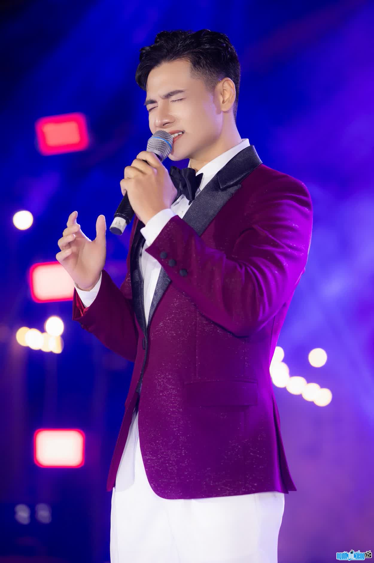 Bùi Phúc Anh ngoài công việc MC còn là ca sĩ