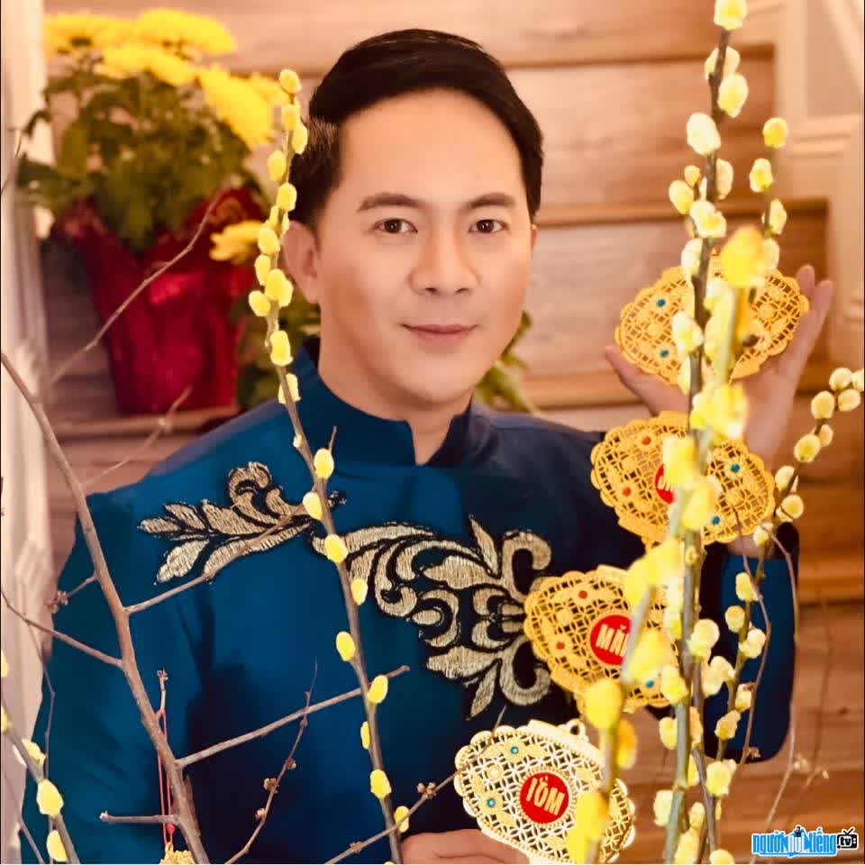 Hình ảnh ca sĩ Vũ Quang Vinh trong tà áo dài Việt