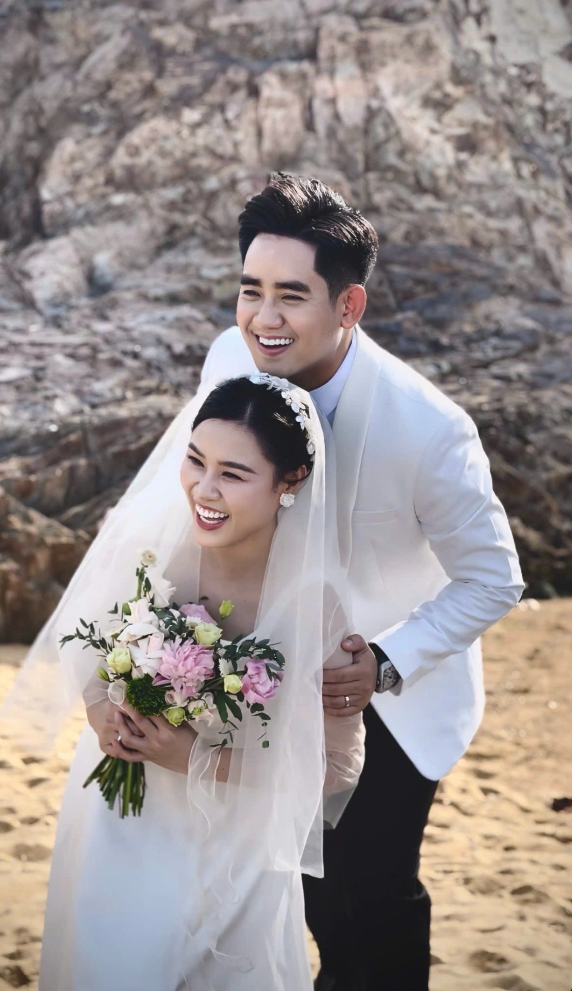 Ảnh cưới Linh Lan cùng Ca sĩ Đinh Kiến Phong