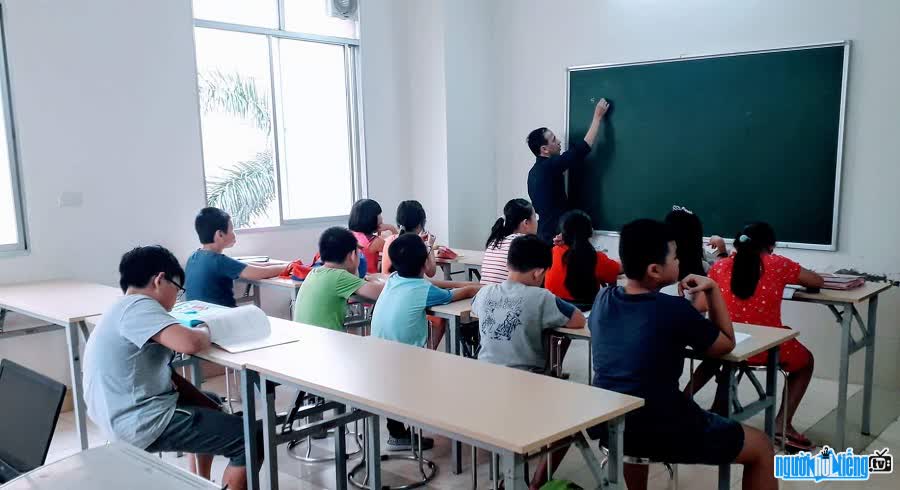 Giáo viên Nguyễn Tiến Quân truyền cảm hứng cho nhiều thế hệ học sinh