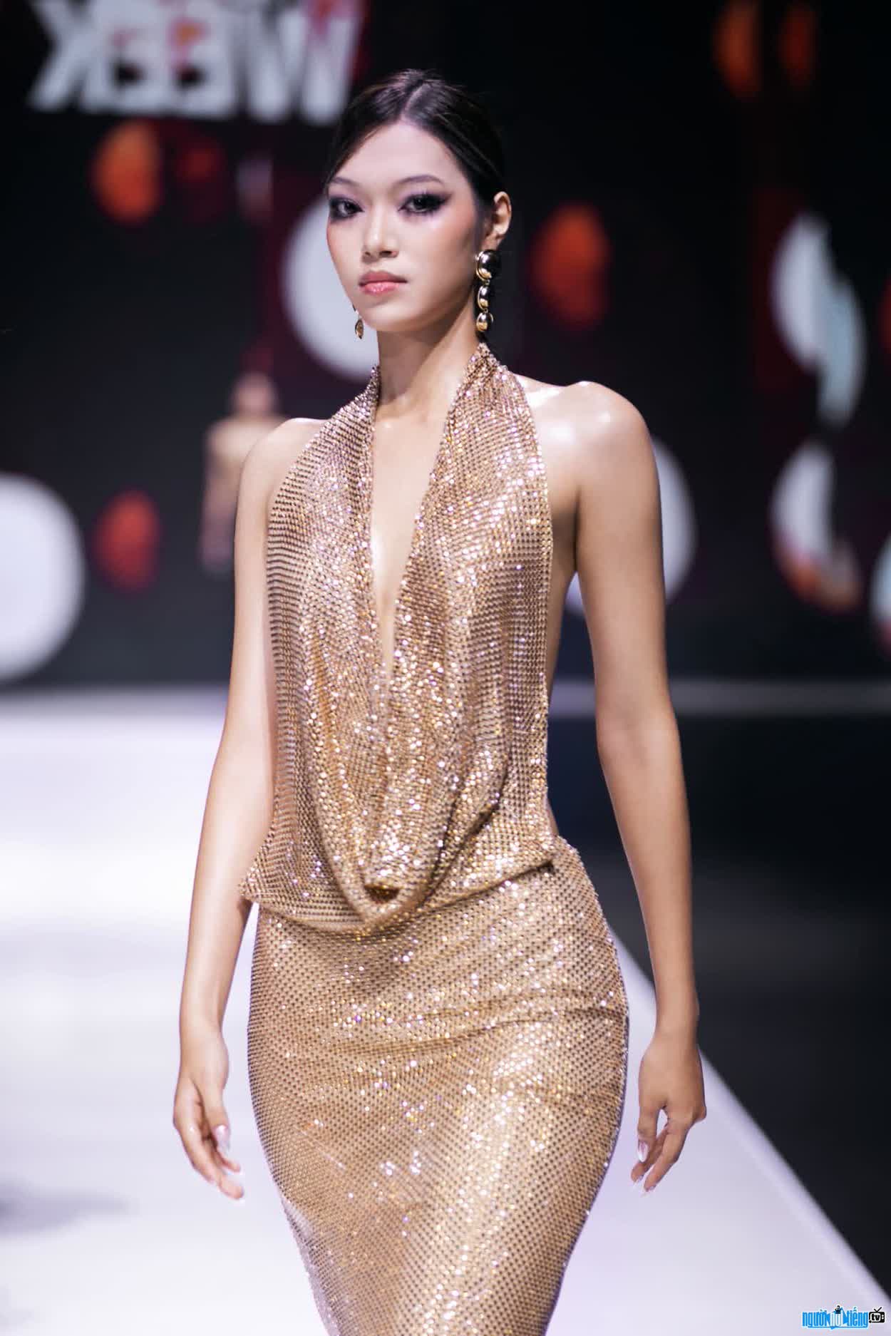 HÌnh ảnh người mẫu Lại Mai Hoa trên sàn catwalk