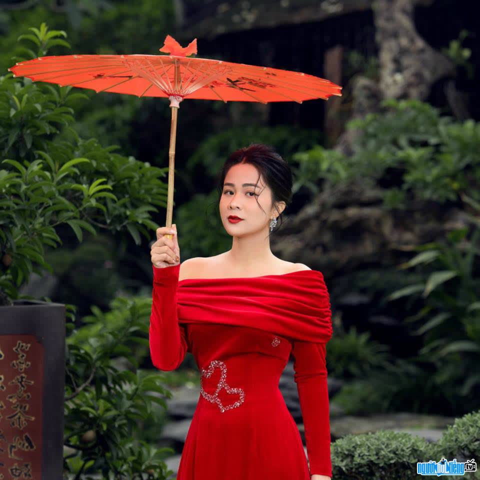 Hình ảnh NTK Ngô Diễm Hương duyên dáng xinh đẹp