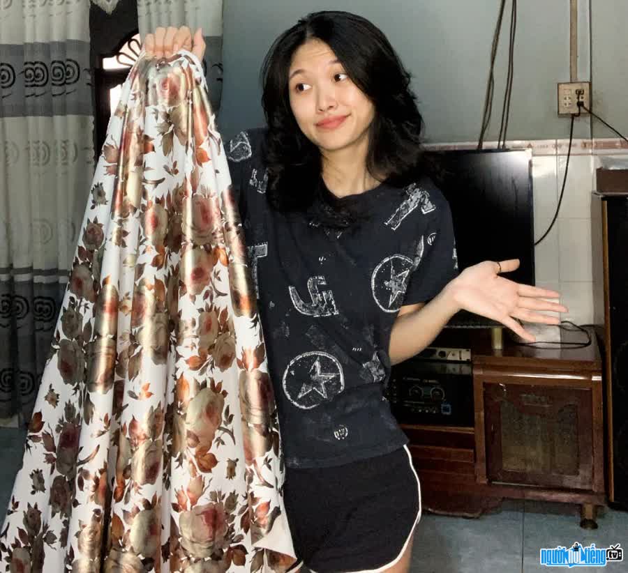 TikToker Trần Bảo Nghi lấy khăn trải bàn làm trang phục