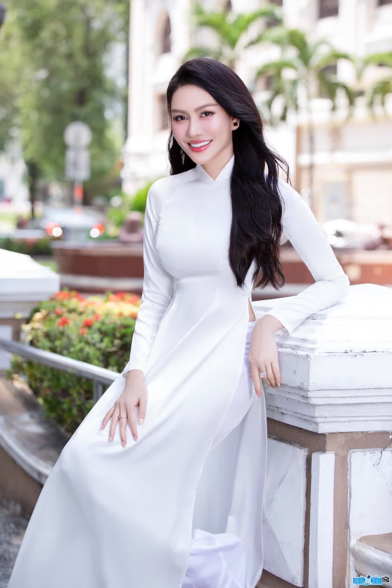 Hình ảnh Phạm Kim Duyên thướt tha trong tà áo dài Việt