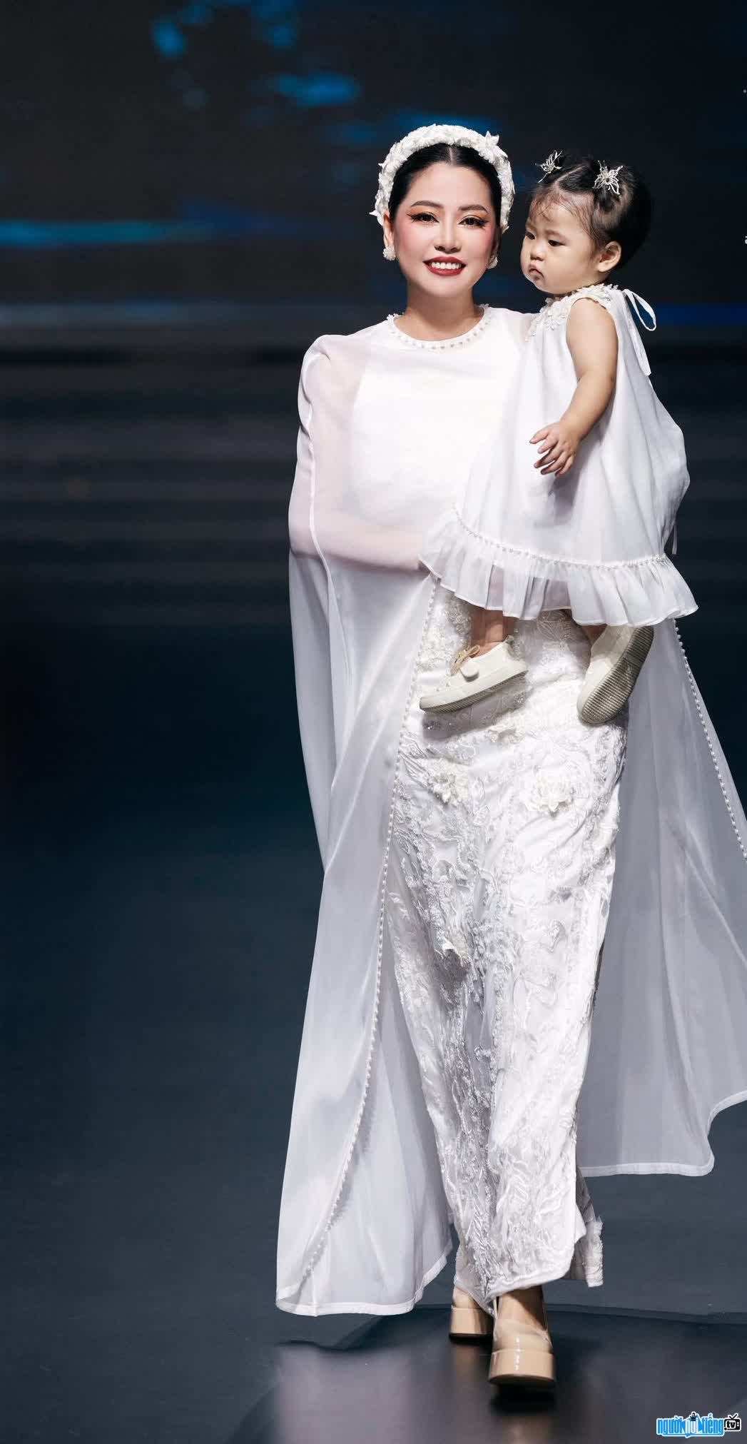 Hình ảnh Phạm Hồng Nhung cùng con gái trên sàn catwalk