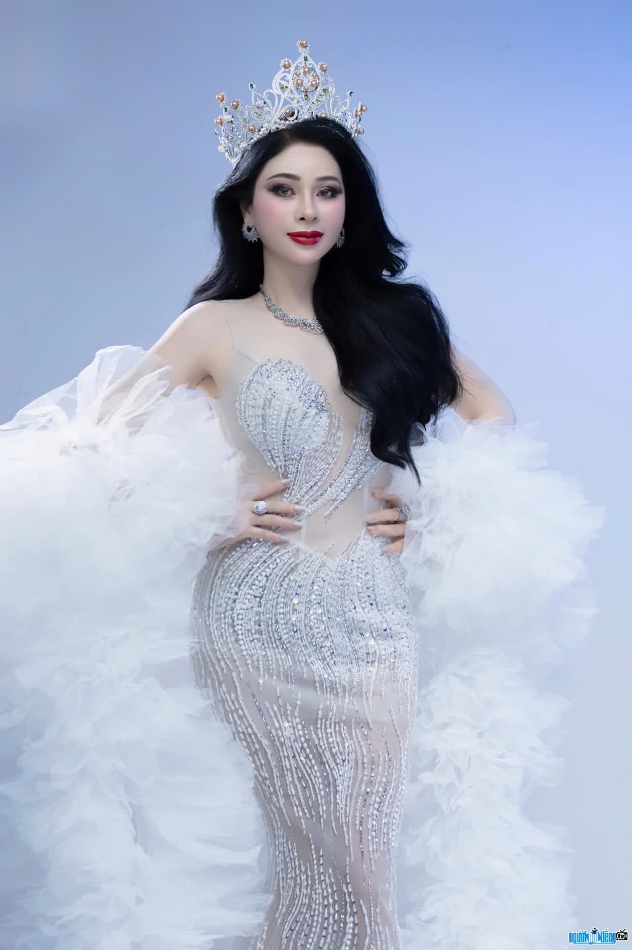 Hình ảnh hao hậu Lucy Hà tài năng