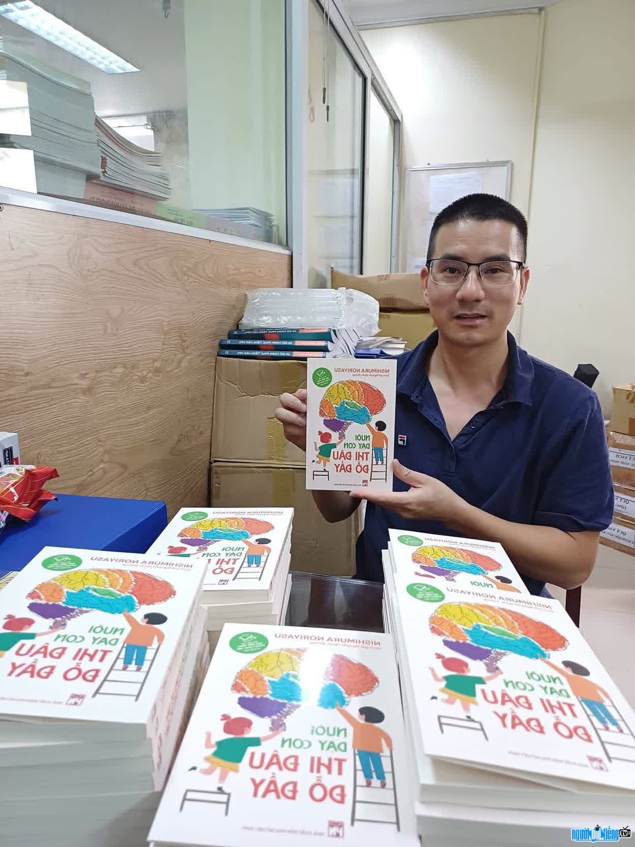 Hình ảnh Nguyễn Quốc Vương cùng niềm đam mê bất tận với sách