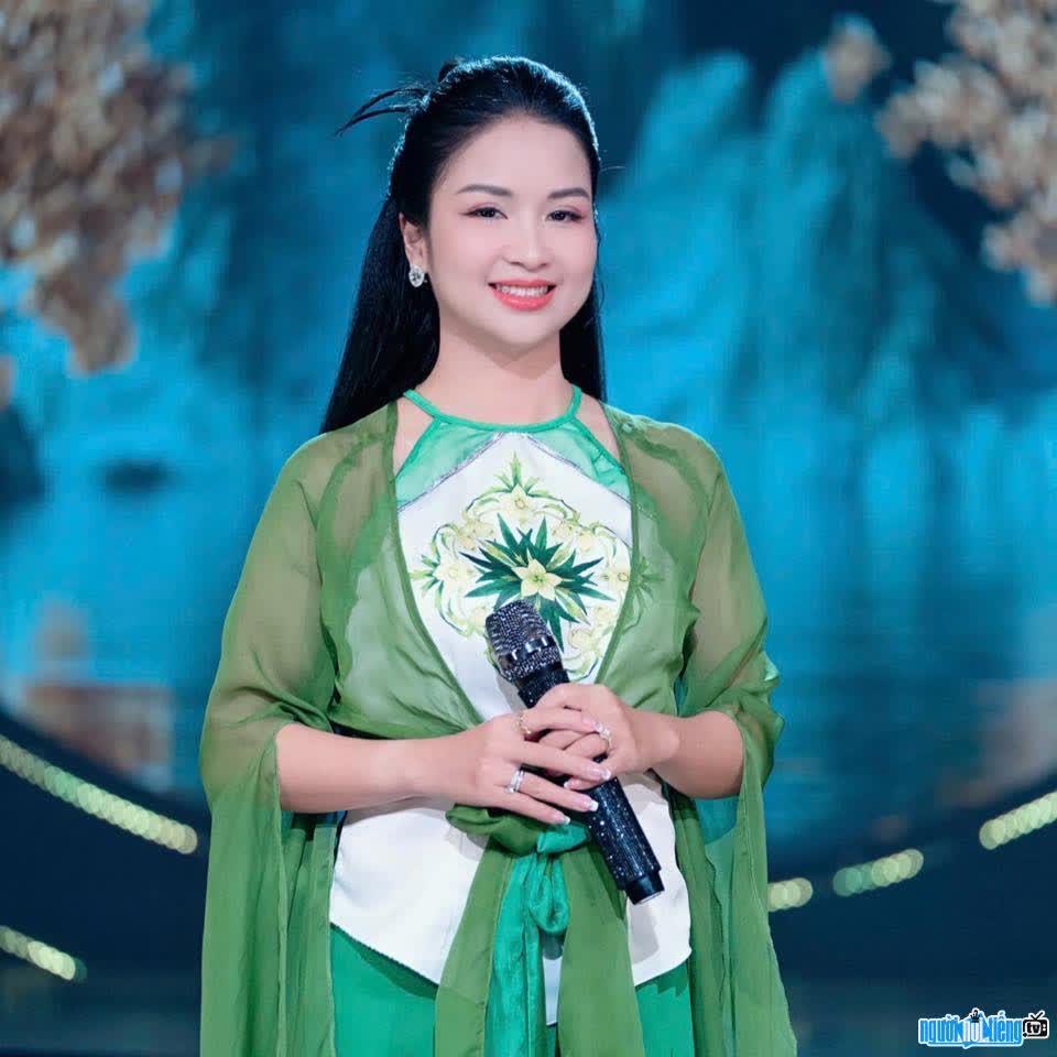 Hình ảnh Lê Trần Khánh Vy trên sân khấu