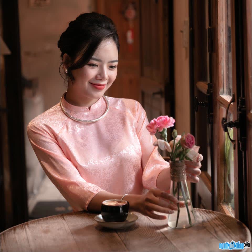Hình ảnh Thùy Trâm dịu dàng thướt tha