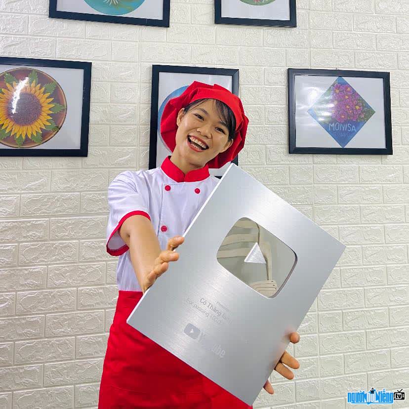 Youtuber Cô Thắng Làm Bánh khoe nút Bạc Youtube