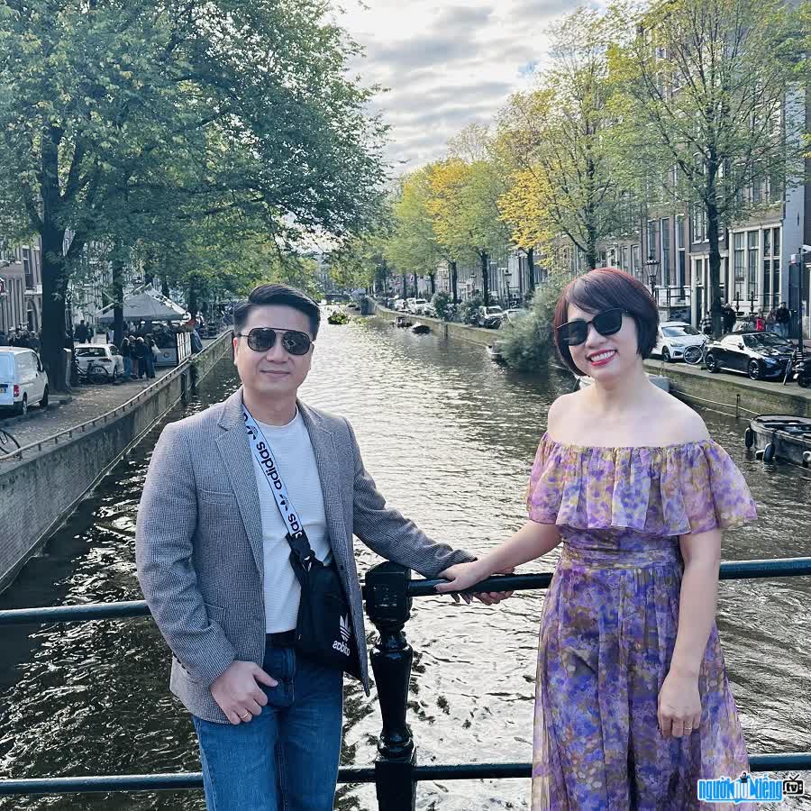 CEO Thu Hiền hạnh phúc bên chồng