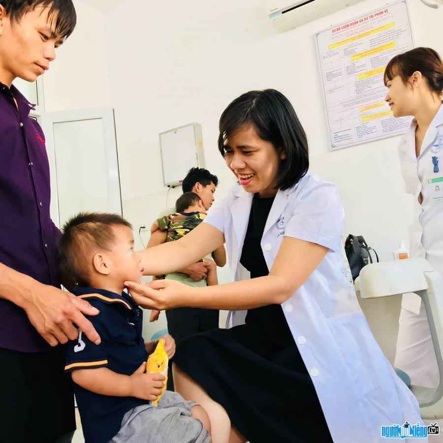 Bác sĩ Phạm Thị Việt Dung ân cần thăm khám cho bệnh nhân