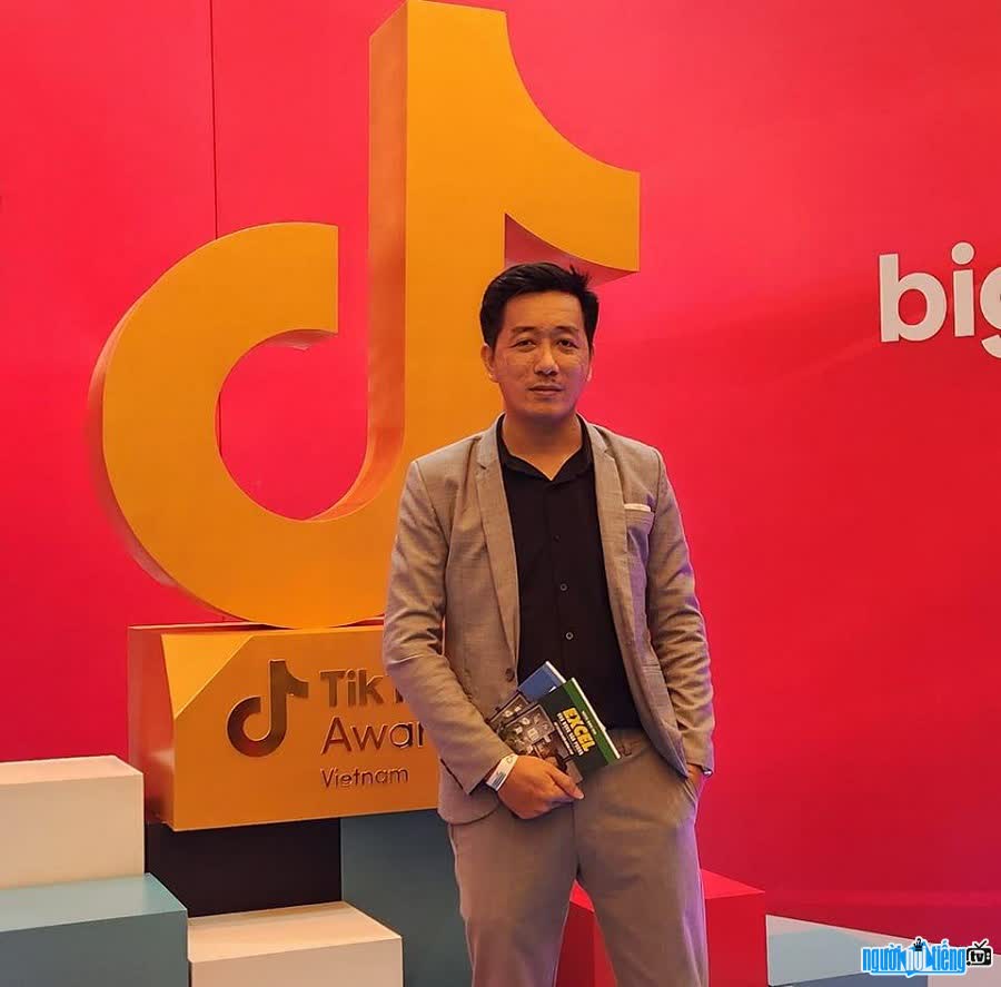 Giáo viên Nguyễn Quang Vinh có gần 1 triệu người theo dõi trên TikTok