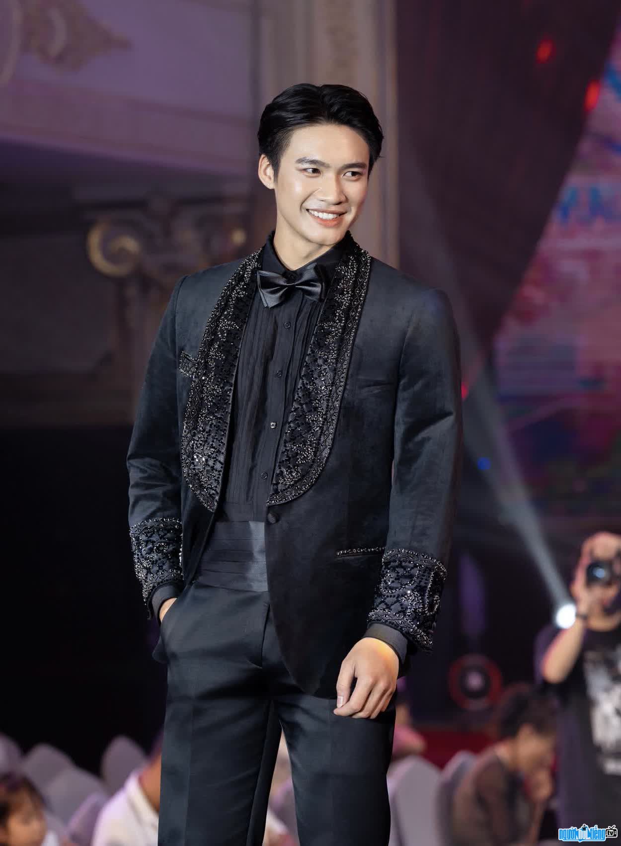 Hình ảnh Đinh Sỹ Tú tự tin điển trai trên sàn catwalk