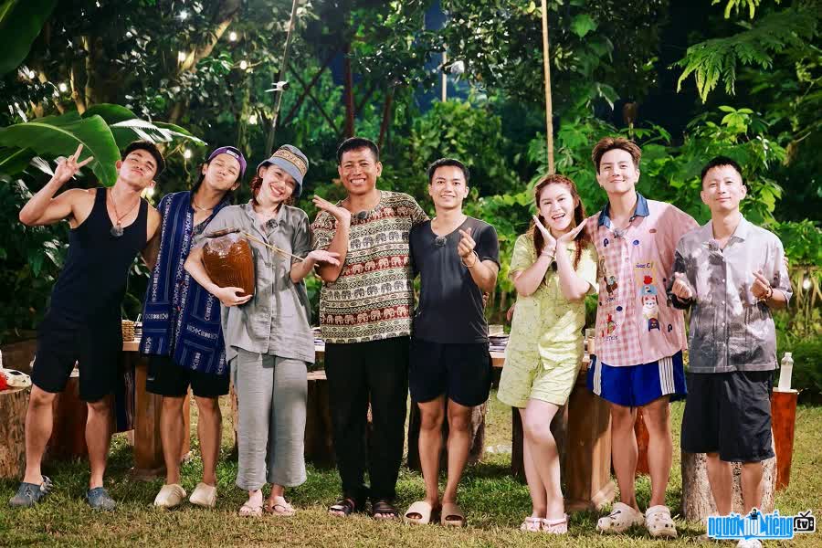 Hiện tượng mạng Y Xim Ndu thân thiết với dàn cast Gia đình Haha