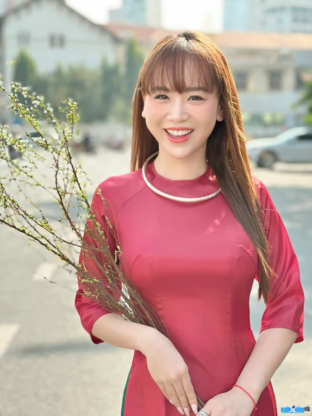 Hình ảnh Nguyễn Thị Thùy Vân rạng ngời trong tà áo dài