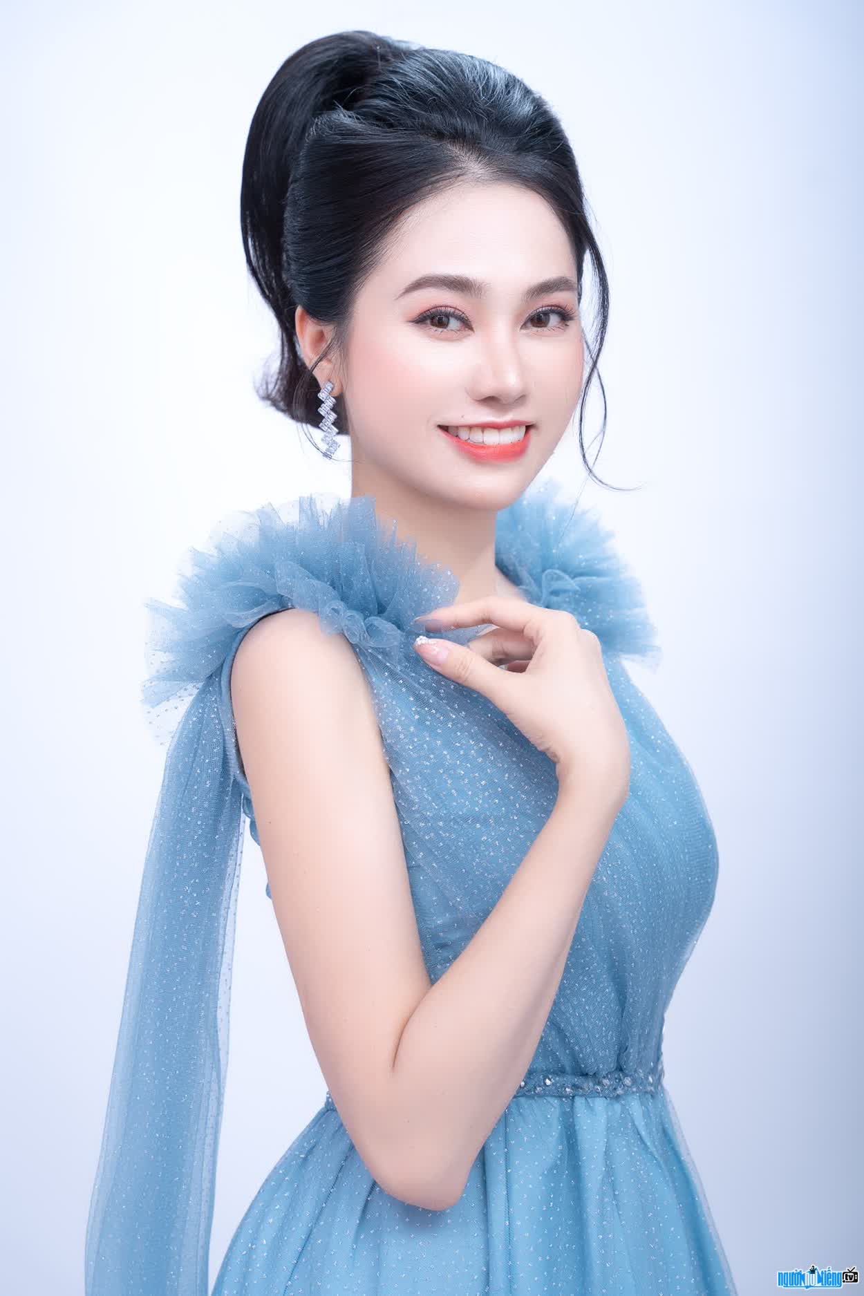 Hình ảnh ca sĩ Đặng Hồng Nhung - gương mặt trẻ đầy triển vọng của dòng nhạc dân ca trữ tình