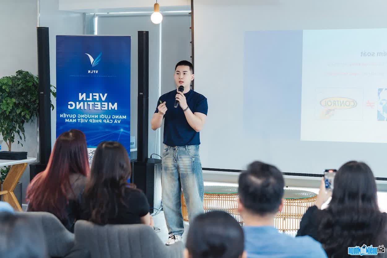 Hình ảnh CEO Trần Nhật Vũ truyền lửa cho các bạn trẻ