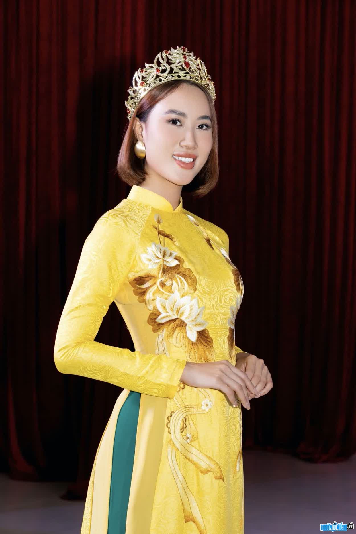 Hình ảnh á hậu Bùi Thị Thu Thìn thướt tha trong tà áo dài