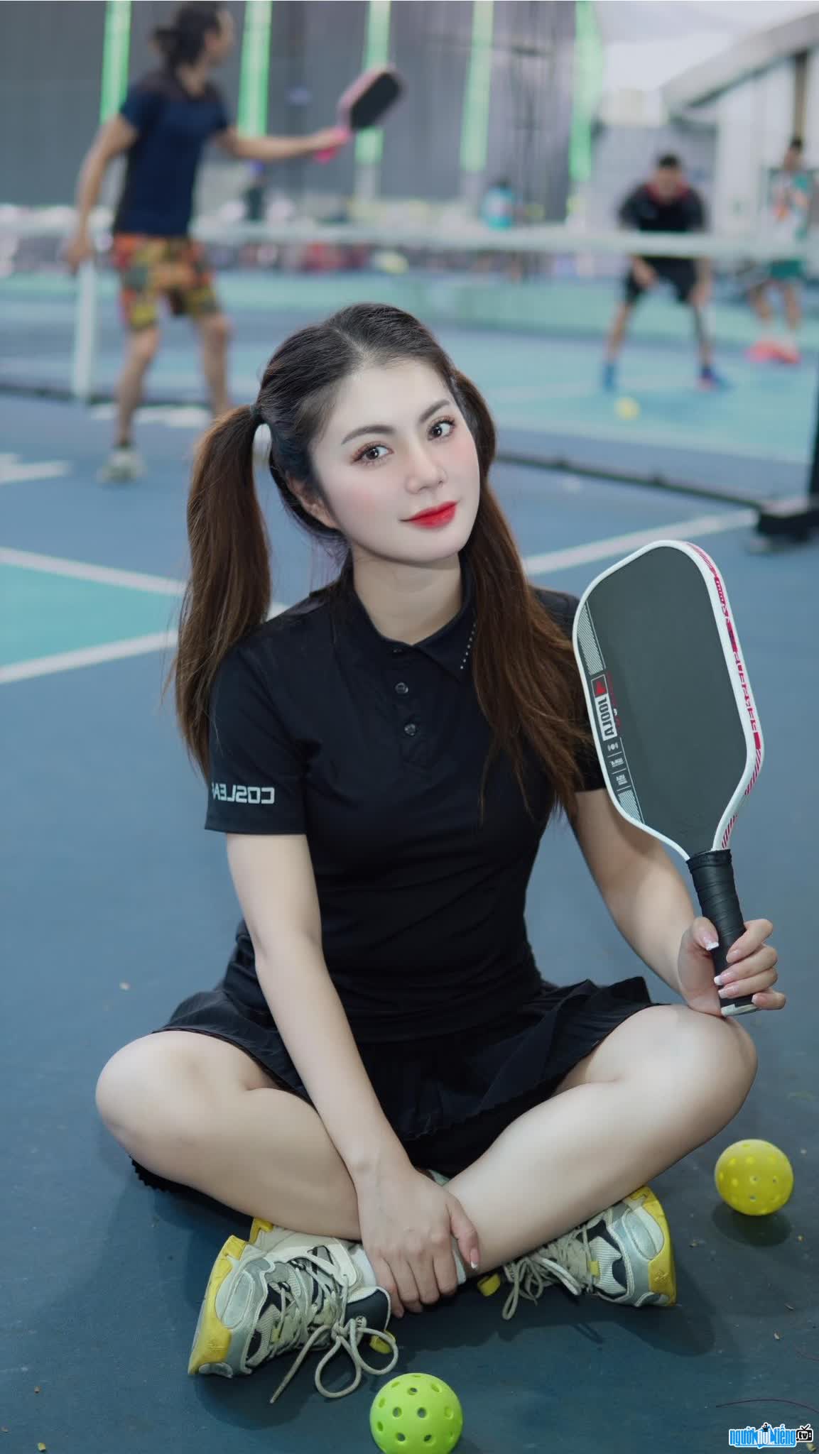 Hình ảnh ca sĩ Quỳnh Lady trẻ trung năng động
