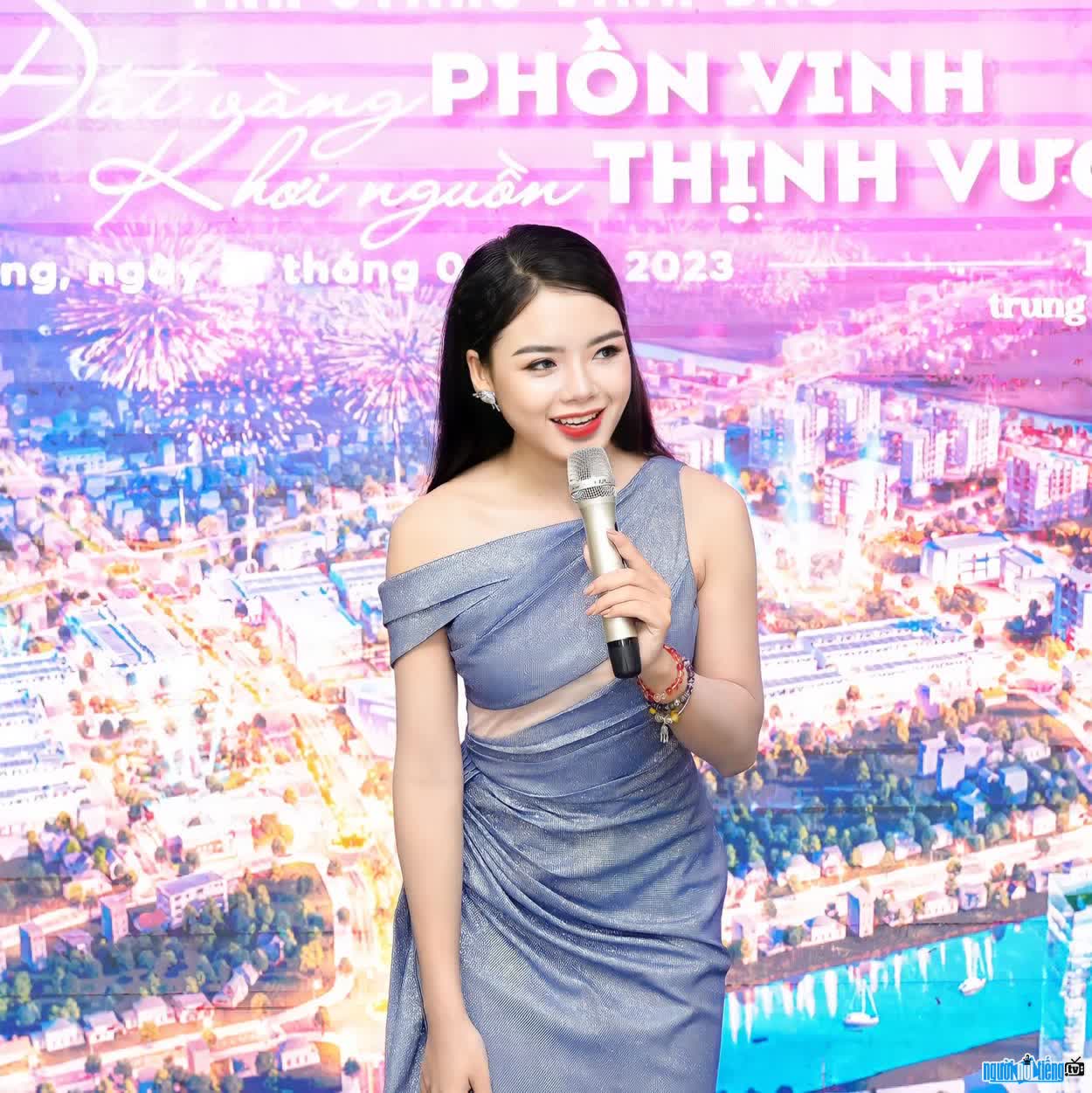Hình ảnh Thùy Trâm luôn hết mình với công việc MC